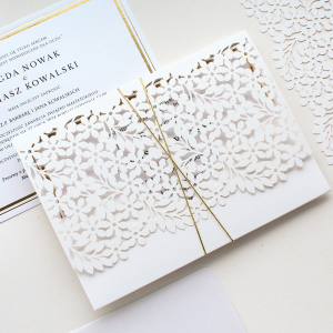 Białe, ażurowe zaproszenia ślubne w kształcie koperty - glamour