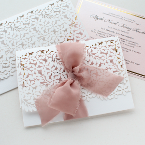 Zaproszenia ślubne w kształcie koperty, wycinane w kwiatowy wzór z szyfonową wstążką