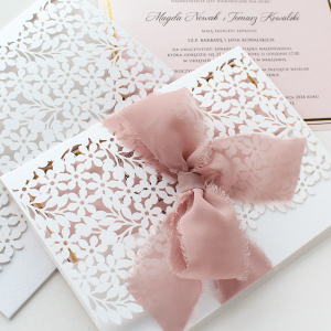 Zaproszenia ślubne w kształcie koperty, wycinane w kwiatowy wzór z szyfonową wstążką