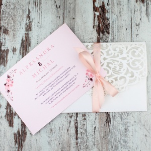 Białe, ażurowe zaproszenia ślubne w kształcie koperty