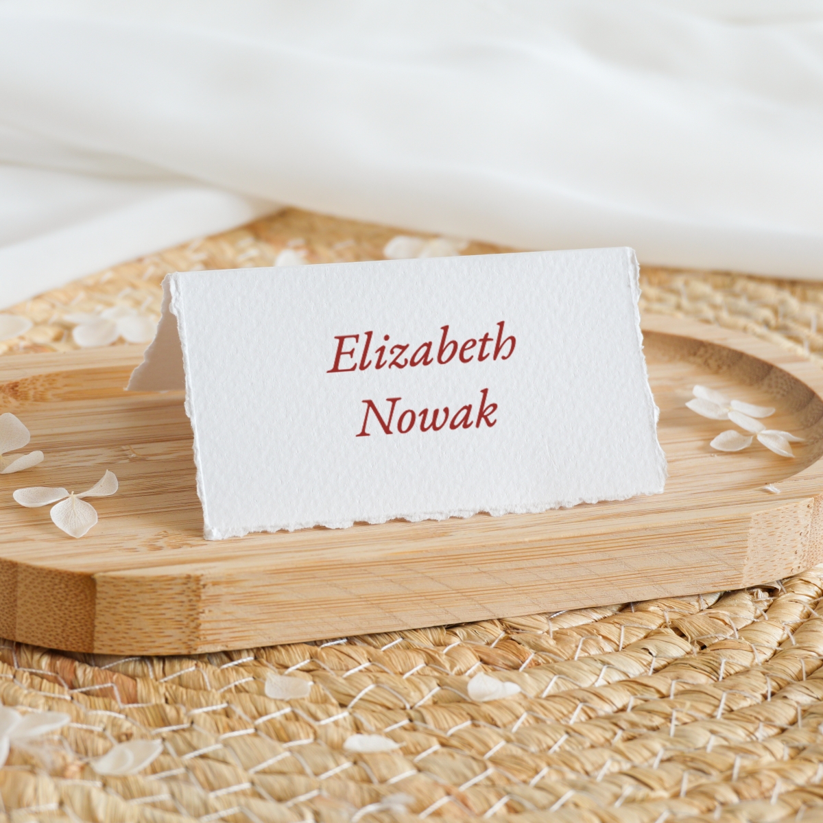 Białe, klasyczne, winietki ślubne z rwanymi brzegami oraz z bordowym napisem - Gesso 04