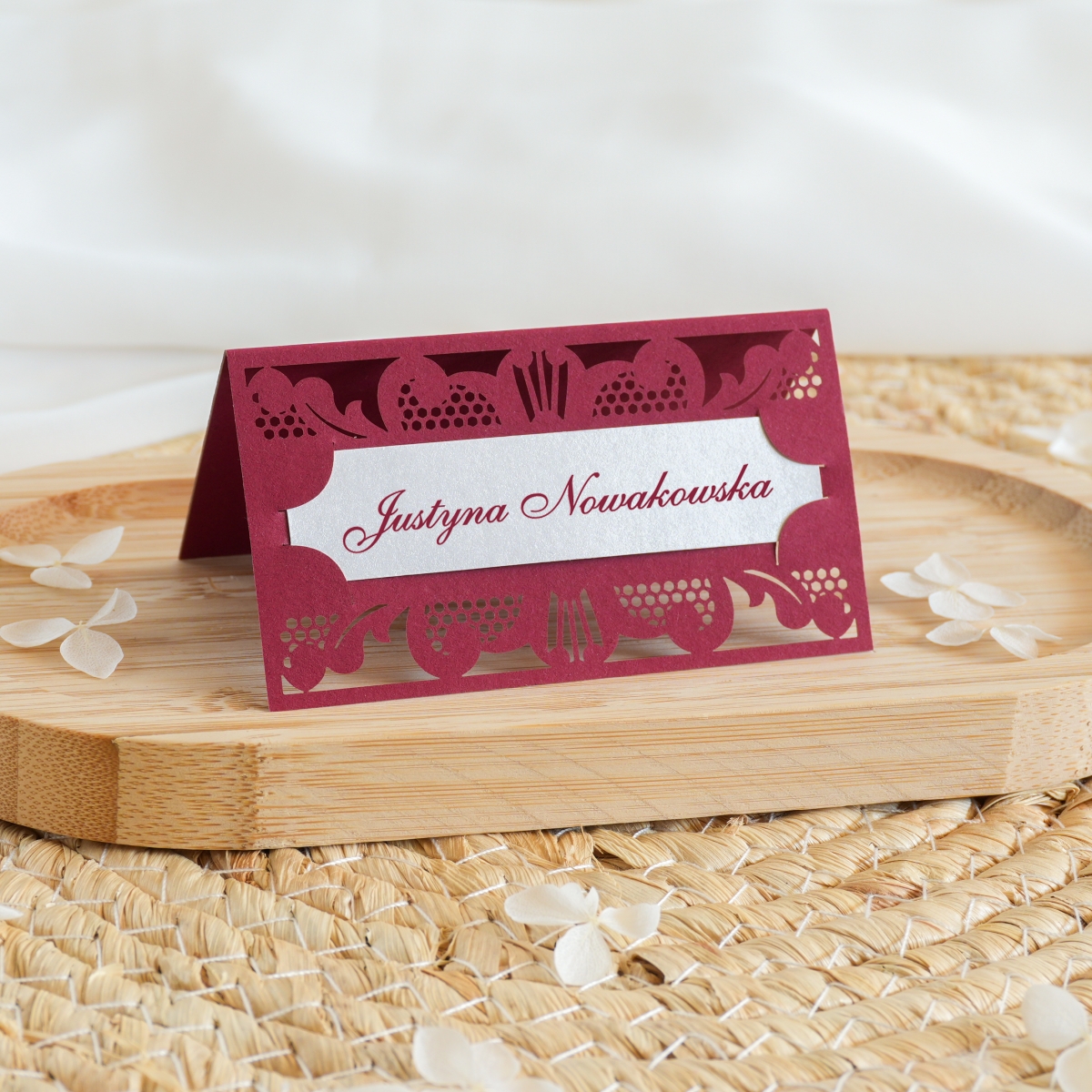 Bordowe, eleganckie, ażurowe winietki weselne  - bordo 02
