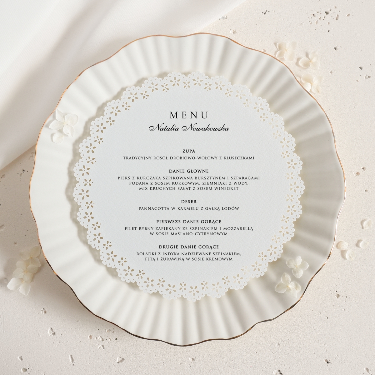 Białe, okrągłe menu z winietką z ażurową ozdobą