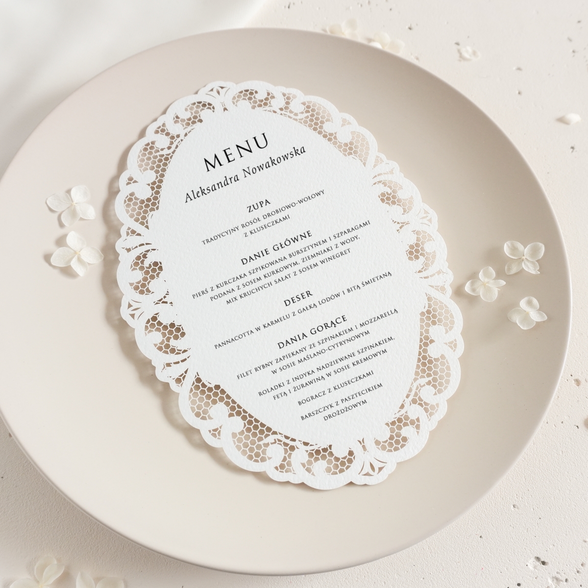 Białe, owalne menu z winietką z koronką
