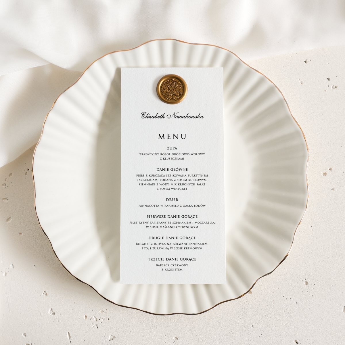 Białe, klasyczne menu z lakiem, personalizowane imionami i nazwiskami gości