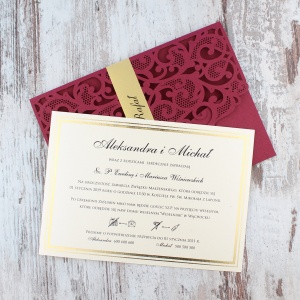 Bordowe, ażurowe zaproszenia ślubne w kształcie koperty4