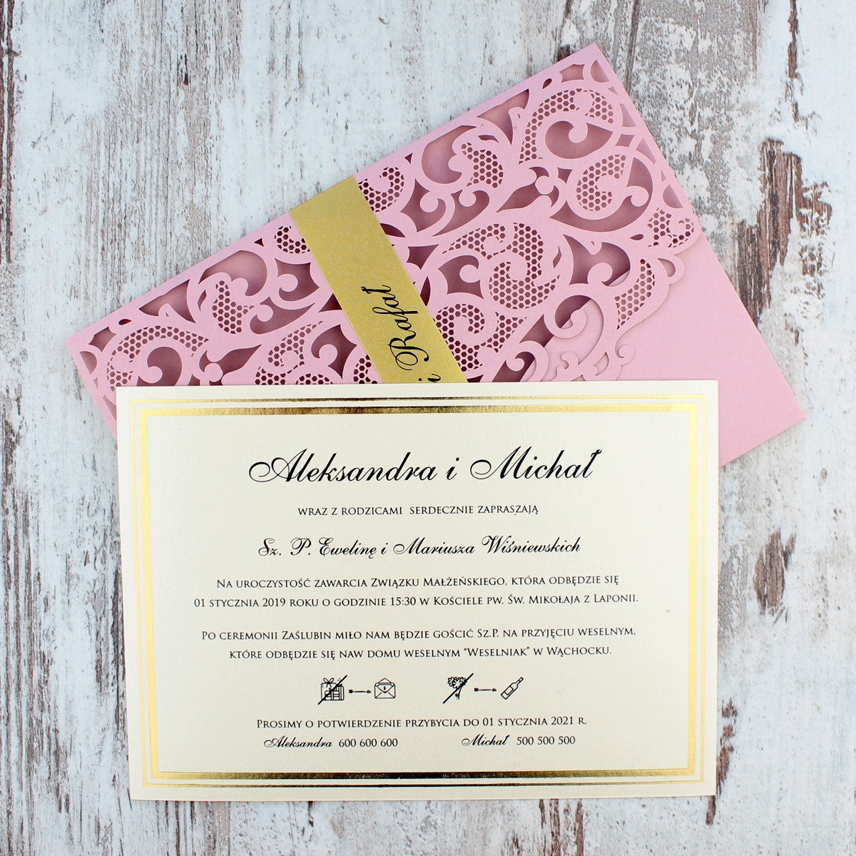 Różowe, ażurowe zaproszenia ślubne w kształcie koperty3