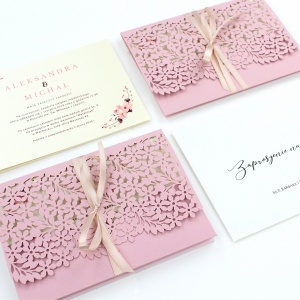 Różowe, ażurowe zaproszenia ślubne w kształcie koperty