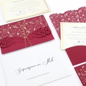 Bordowe, ażurowe zaproszenia ślubne w kształcie koperty