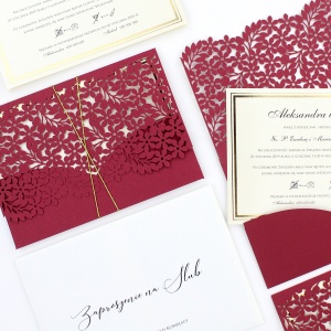 Bordowe, ażurowe zaproszenia ślubne w kształcie koperty