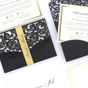 Czarne, ażurowe zaproszenia ślubne w kształcie koperty