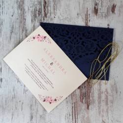 Granatowe, ażurowe zaproszenia ślubne w kształcie koperty