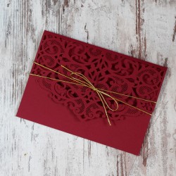 Bordowe, ażurowe zaproszenia ślubne w kształcie koperty