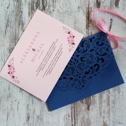 Niebieskie, ażurowe zaproszenia ślubne w kształcie koperty